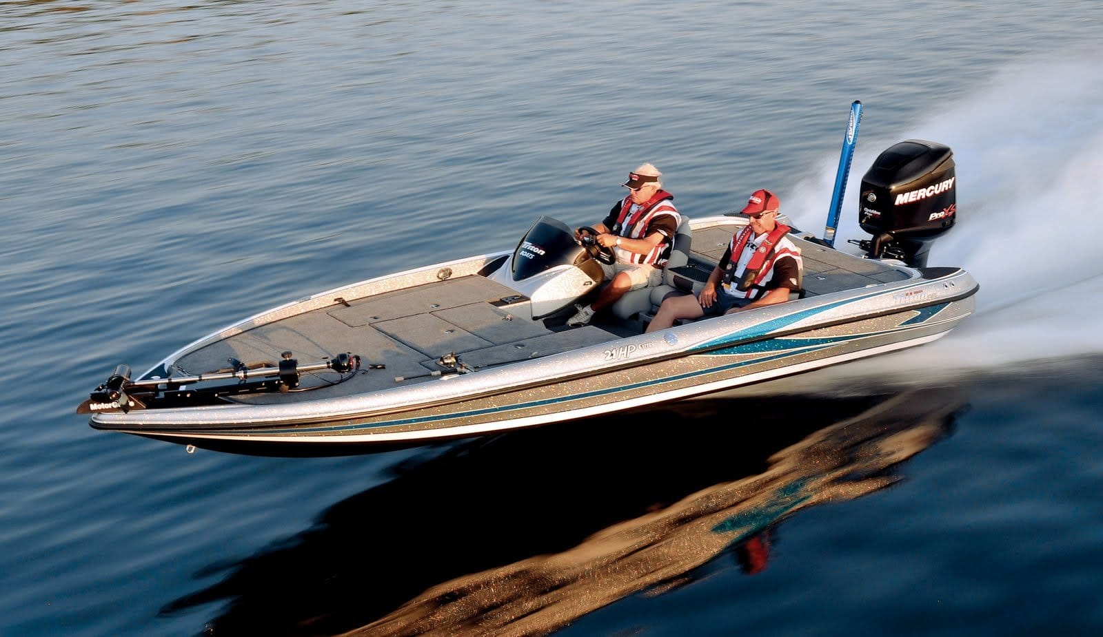 Моторная лодка путь. Катера Bass Boat. Bass Boat лодка. Американские моторные лодки. Американские лодки для рыбалки.